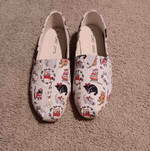 Toms Light Grey Canvas Slip-On Shoes with Colorful Holiday Cat Print. 8